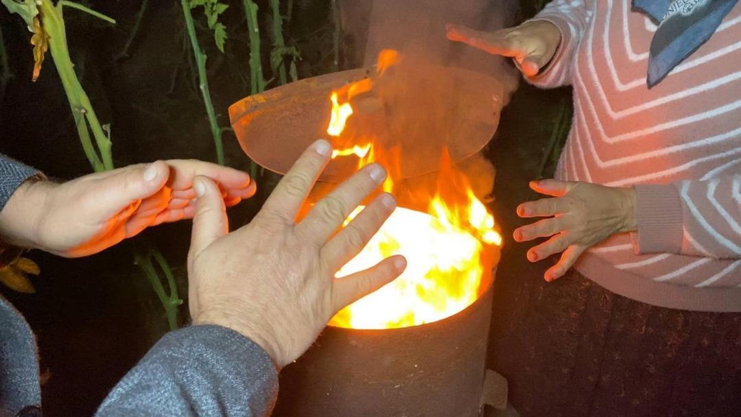 Zirai don n&ouml;betleri başladı: Sabaha kadar soba başında beklediler!  9