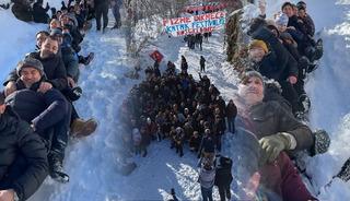 Ordu'da 100 kişi karda tek sıra halinde b&ouml;yle kaydı!