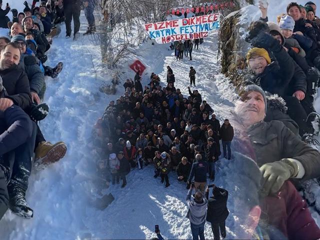 Ordu'da 100 kişi karda tek sıra halinde b&ouml;yle kaydı!