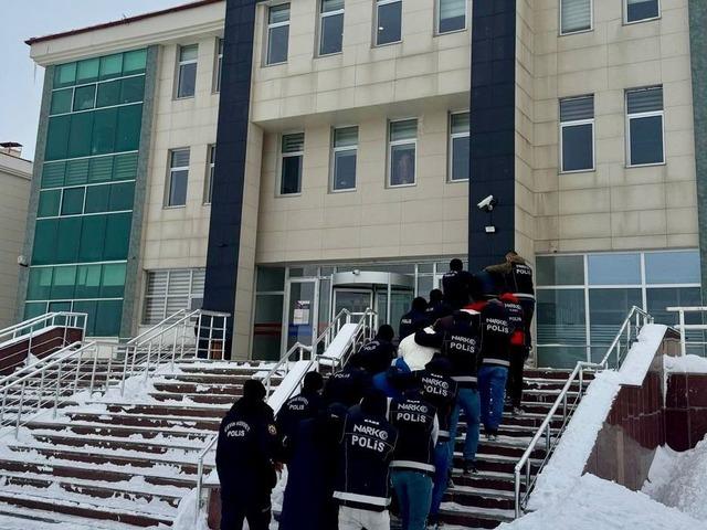 Sarıkamış&rsquo;ta uyuşturucu taciri 5 kişi tutuklandı