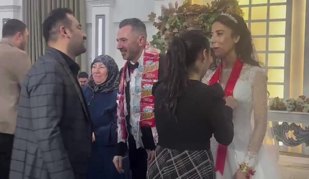 D&uuml;ğ&uuml;nde takılan en ilgin&ccedil; takı: Damada &ccedil;ubuk kraker taktılar! 1