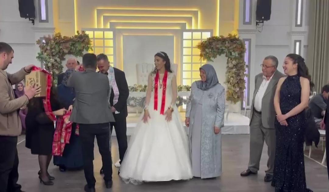 D&uuml;ğ&uuml;nde takılan en ilgin&ccedil; takı: Damada &ccedil;ubuk kraker taktılar! 2