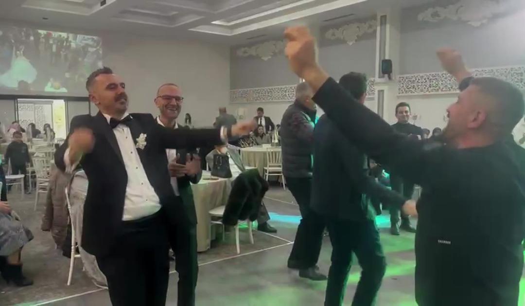 D&uuml;ğ&uuml;nde takılan en ilgin&ccedil; takı: Damada &ccedil;ubuk kraker taktılar! 3