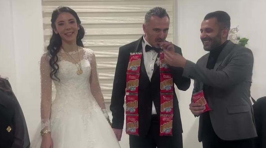 D&uuml;ğ&uuml;nde takılan en ilgin&ccedil; takı: Damada &ccedil;ubuk kraker taktılar!