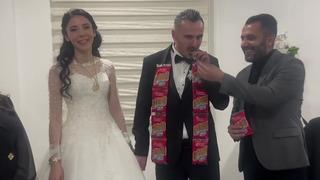Düğünde takılan en ilginç takı: Damada çubuk kraker taktılar!