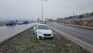 Bilecik&rsquo;te lastiği patlayan otomobil orta ref&uuml;je girdi: 1 yaralı