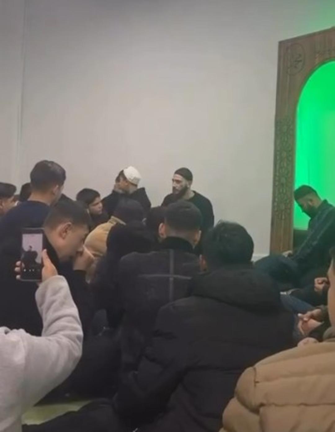 "Sıfır Bir" oyuncusu Ferit Yanık tasavvufa y&ouml;neldi! Değişimiyle şaşırttı! Dini sohbet g&ouml;r&uuml;nt&uuml;leri g&uuml;ndemde 2