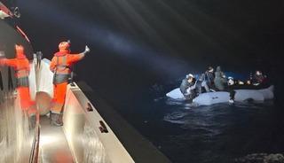 Urla a&ccedil;ıklarında lastik bottaki 24 d&uuml;zensiz g&ouml;&ccedil;men kurtarıldı