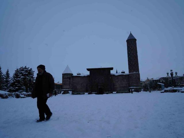 Erzurum&rsquo;da 690 mahallenin yolu ulaşıma kapalı