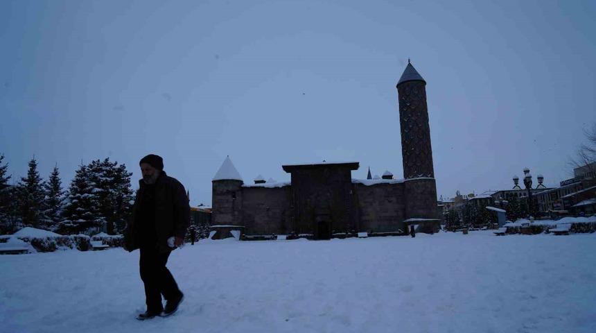 Erzurum&rsquo;da 690 mahallenin yolu ulaşıma kapalı