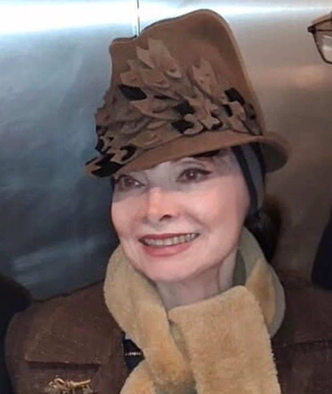 G&ouml;ren inanamıyor: "Yıllara meydan okumuş"! &Uuml;nl&uuml; şarkıcının yaşı sosyal medyada olay oldu 2