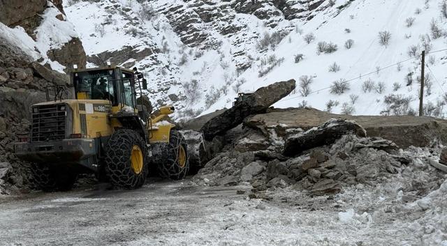 Kayaların d&uuml;şt&uuml;ğ&uuml; kara yolu yeniden ulaşıma a&ccedil;ıldı 1
