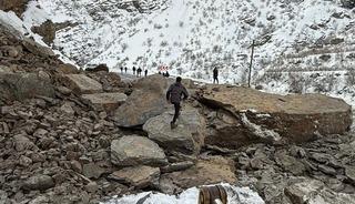 Kayaların d&uuml;şt&uuml;ğ&uuml; kara yolu yeniden ulaşıma a&ccedil;ıldı
