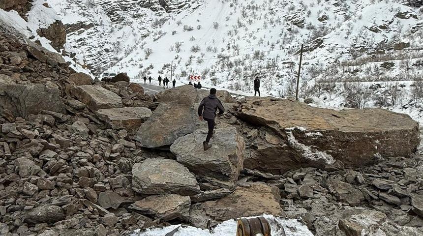 Kayaların d&uuml;şt&uuml;ğ&uuml; kara yolu yeniden ulaşıma a&ccedil;ıldı