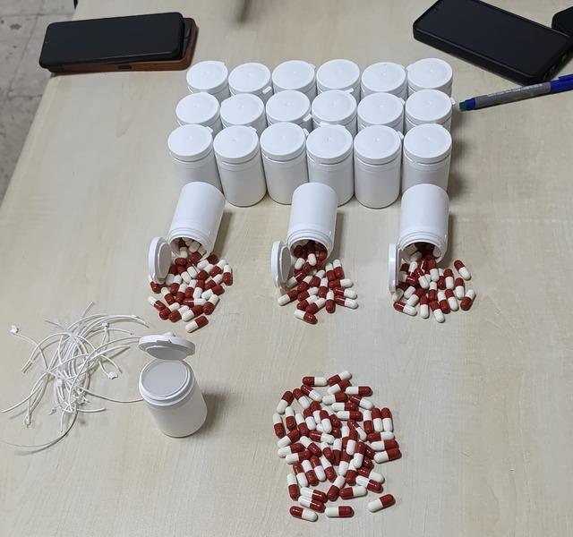 Ş&uuml;phelilerin &ccedil;antasından bin 163 uyuşturucu hap &ccedil;ıktı 1