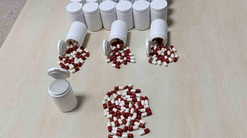 Ş&uuml;phelilerin &ccedil;antasından bin 163 uyuşturucu hap &ccedil;ıktı