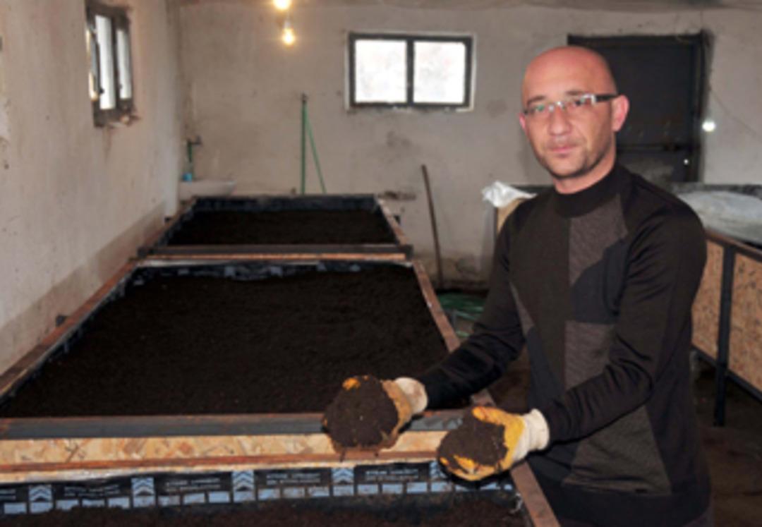 Solucanla g&uuml;bre işine girdiler, yoğun ilgi g&ouml;rd&uuml;ler