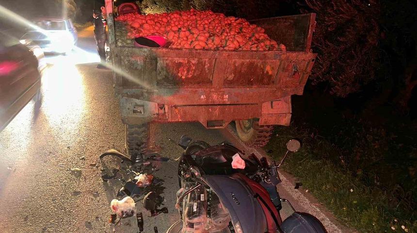 Trakt&ouml;r r&ouml;morkuna &ccedil;arpan motosiklet s&uuml;r&uuml;c&uuml;s&uuml; ağır yaralandı