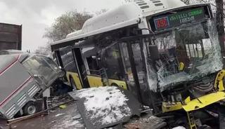 Esenler'de İETT otob&uuml;s&uuml; otoparka daldı