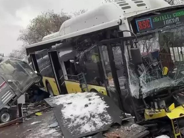 Esenler'de kaza! İETT otob&uuml;s&uuml; otoparka daldı