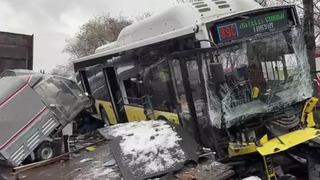 Esenler'de İETT otobüsü otoparka daldı