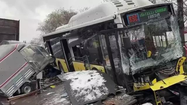 Esenler'de İETT otobüsü otoparka daldı
