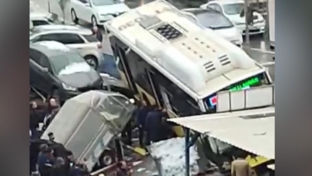 Esenler de İETT otob&uuml;s&uuml; otoparka daldı 1