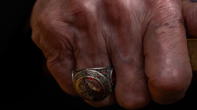 Fettahoğulları m&uuml;hr&uuml; ve dualar: Bah&ccedil;eli'nin y&uuml;z&uuml;ğ&uuml;ndeki sır