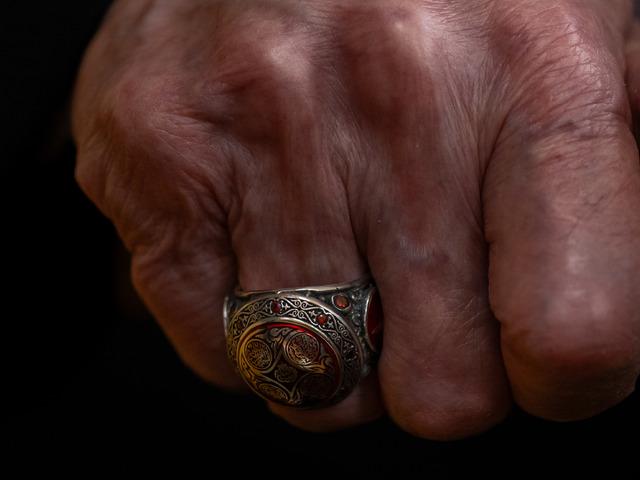 Fettahoğulları m&uuml;hr&uuml; ve dualar: Bah&ccedil;eli'nin y&uuml;z&uuml;ğ&uuml;ndeki sır