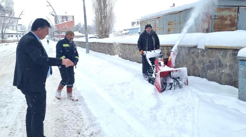 Pasinler&rsquo;de karla m&uuml;cadele s&uuml;r&uuml;yor