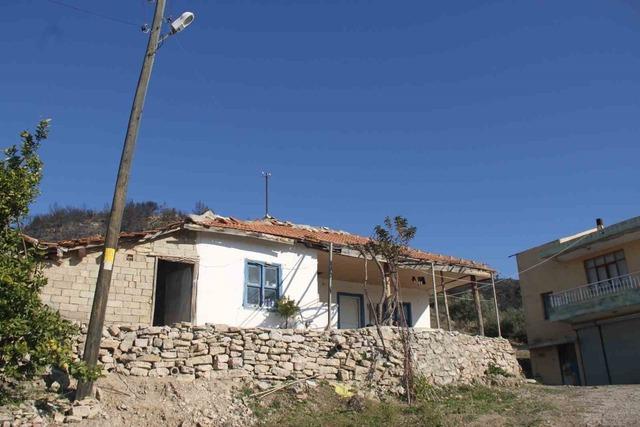 Antalya&rsquo;daki orman yangınında zararın boyutu g&uuml;nd&uuml;z ortaya &ccedil;ıktı: 2 hektar zarar g&ouml;rd&uuml; 7