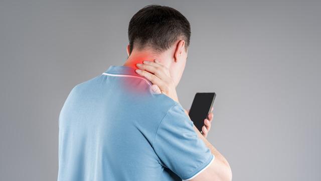 Ekrana bakarken boynunuz çöküyor mu? 'Text neck' sorunu büyüyor!