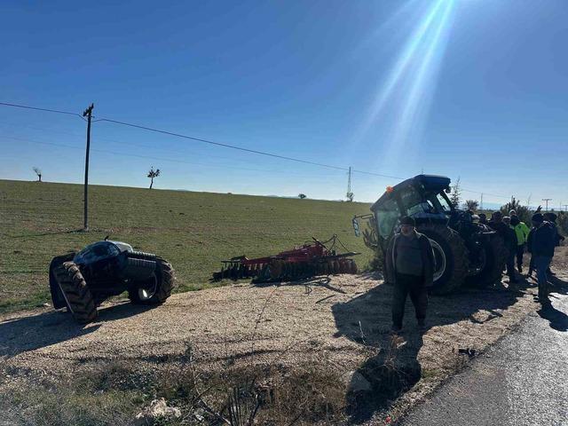 Kamyonetle &ccedil;arpışan trakt&ouml;r ikiye b&ouml;l&uuml;nd&uuml; 8