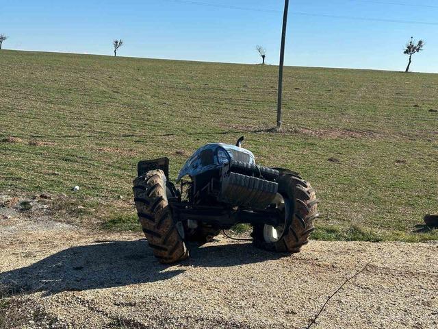 Kamyonetle &ccedil;arpışan trakt&ouml;r ikiye b&ouml;l&uuml;nd&uuml; 7