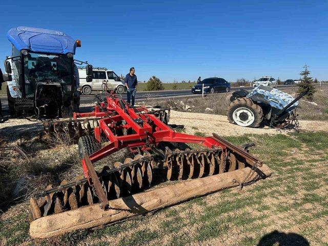 Kamyonetle &ccedil;arpışan trakt&ouml;r ikiye b&ouml;l&uuml;nd&uuml; 6