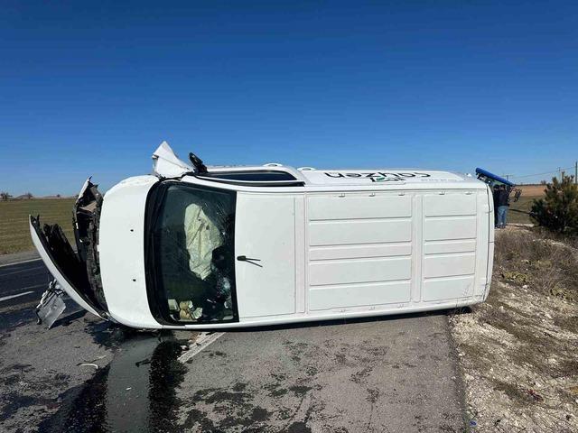 Kamyonetle &ccedil;arpışan trakt&ouml;r ikiye b&ouml;l&uuml;nd&uuml; 3