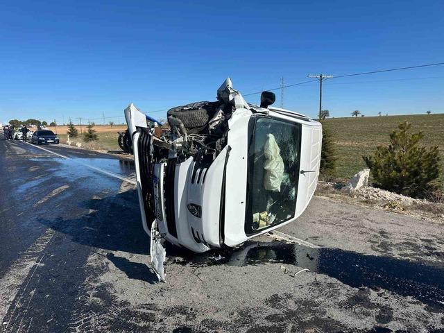Kamyonetle &ccedil;arpışan trakt&ouml;r ikiye b&ouml;l&uuml;nd&uuml; 2