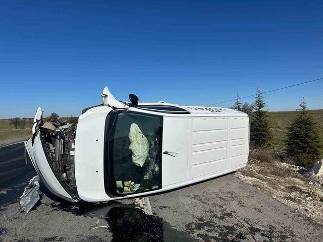 Kamyonetle &ccedil;arpışan trakt&ouml;r ikiye b&ouml;l&uuml;nd&uuml; 1