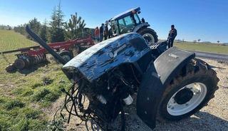 Kamyonetle &ccedil;arpışan trakt&ouml;r ikiye b&ouml;l&uuml;nd&uuml;