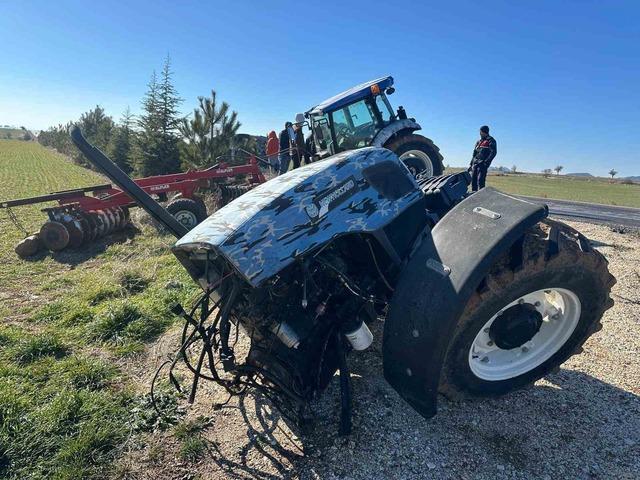 Kamyonetle &ccedil;arpışan trakt&ouml;r ikiye b&ouml;l&uuml;nd&uuml;