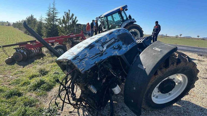 Kamyonetle &ccedil;arpışan trakt&ouml;r ikiye b&ouml;l&uuml;nd&uuml;