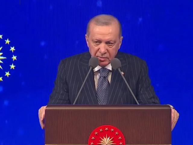 Erdoğan, "Birileri gibi trib&uuml;nlere oynamıyoruz" diyerek a&ccedil;ıkladı
