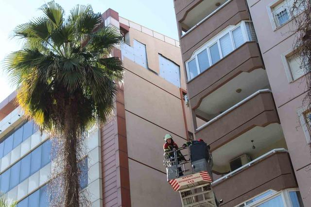 R&uuml;zgar binanın cephesini s&ouml;kt&uuml;, facia kıl payı atlatıldı 4