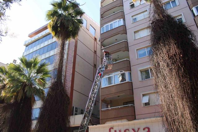 R&uuml;zgar binanın cephesini s&ouml;kt&uuml;, facia kıl payı atlatıldı 3