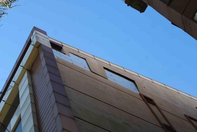 R&uuml;zgar binanın cephesini s&ouml;kt&uuml;, facia kıl payı atlatıldı 2