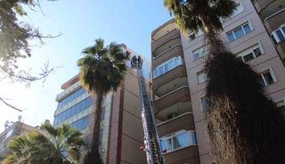 R&uuml;zgar binanın cephesini s&ouml;kt&uuml;, facia kıl payı atlatıldı