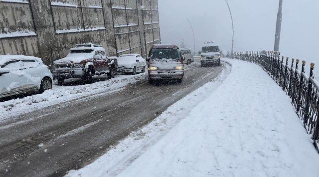 Artvin&rsquo;de kar yağışı etkisini s&uuml;rd&uuml;r&uuml;yor 8