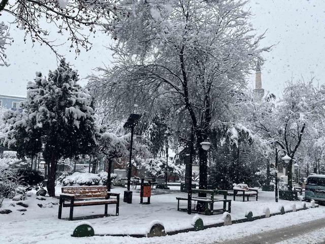 Artvin&rsquo;de kar yağışı etkisini s&uuml;rd&uuml;r&uuml;yor 6