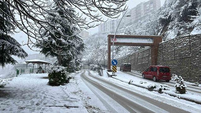 Artvin&rsquo;de kar yağışı etkisini s&uuml;rd&uuml;r&uuml;yor 5