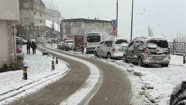 Artvin&rsquo;de kar yağışı etkisini s&uuml;rd&uuml;r&uuml;yor 3